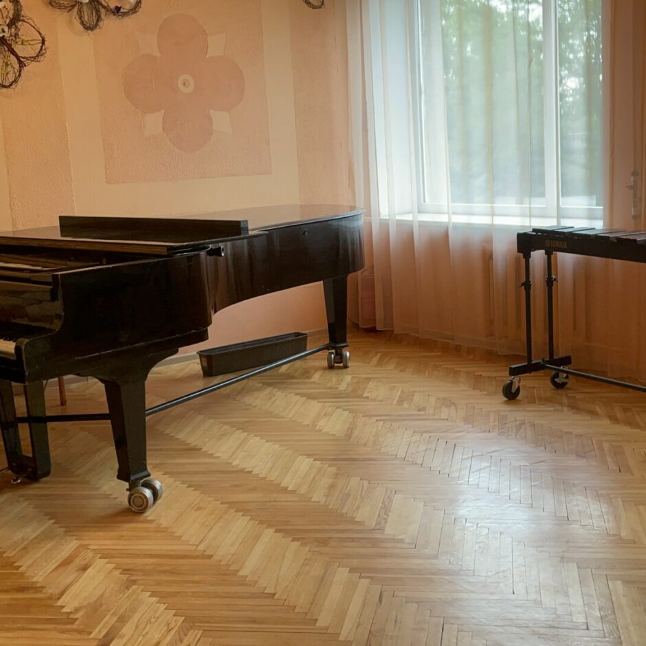 Audzēkņu vakarā audzēkne spēlē klavieres