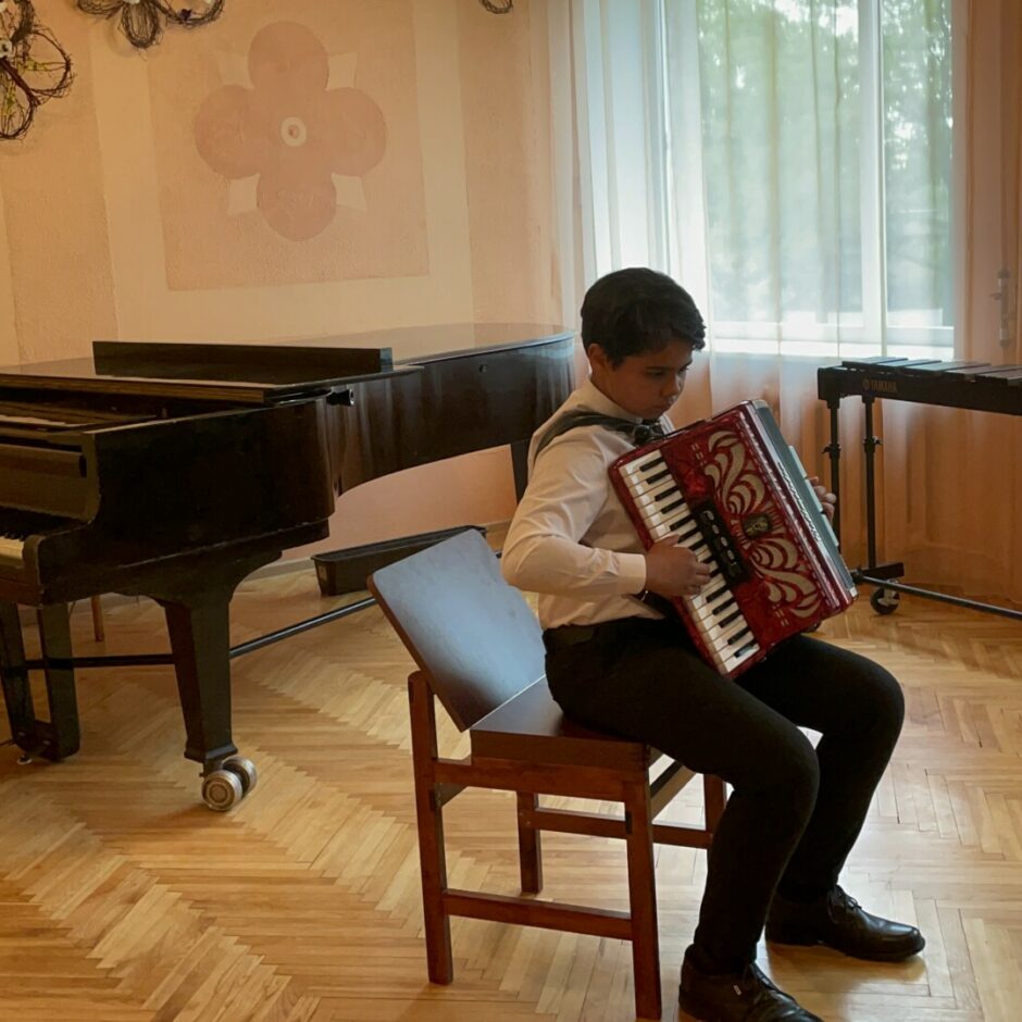 Audzēkņu vakarā audzēknis spēlē akordeonu