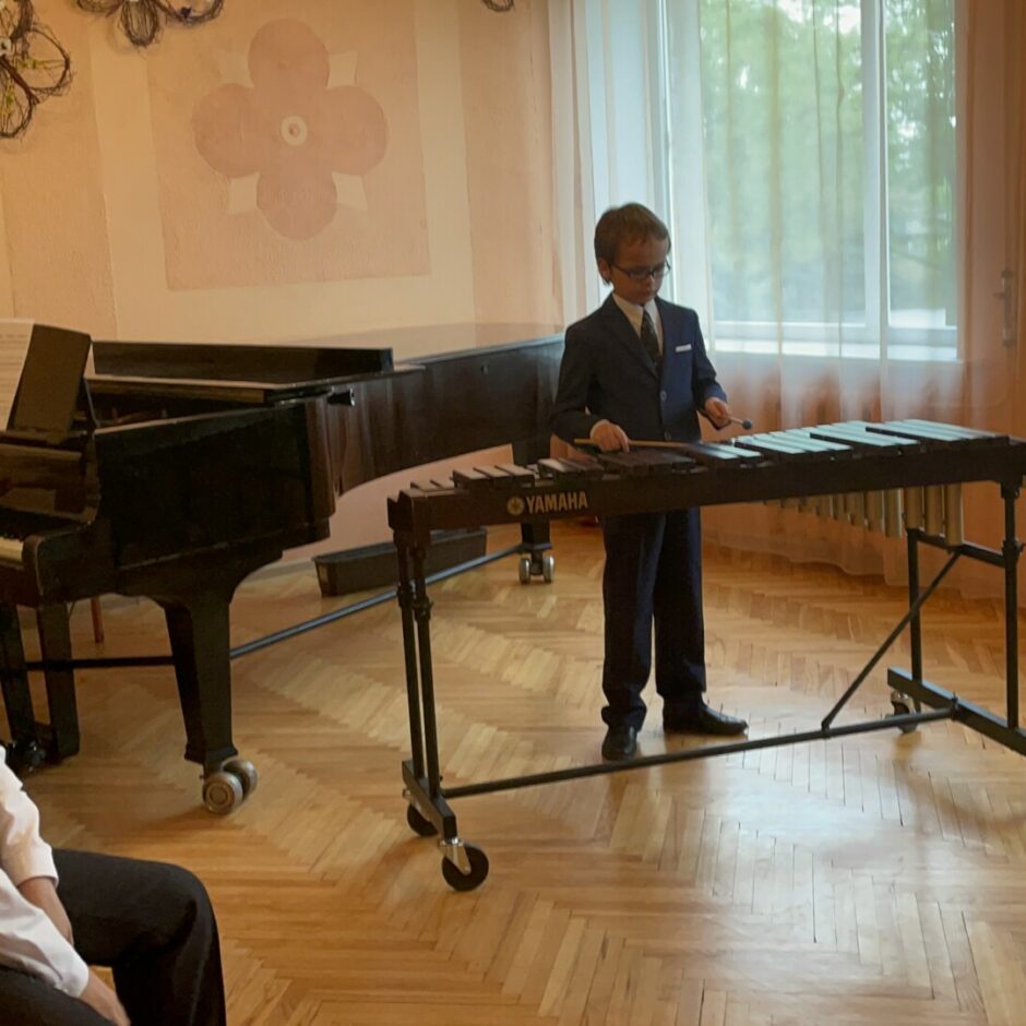 Audzēkņu vakarā spēlē sitaminstrumentu ansamblis