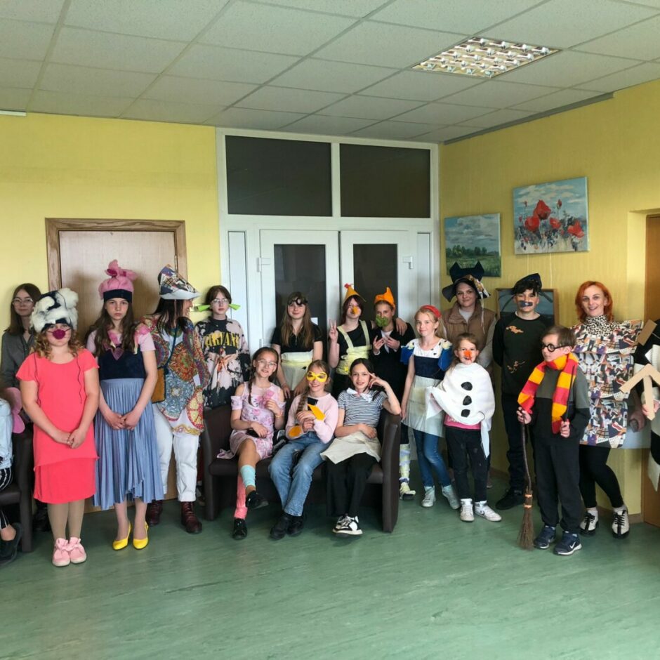 Vizuāli plastiskās mākslas programmas mācību gada noslēguma ballīte, audzēkņi parāda maskas kopbildē