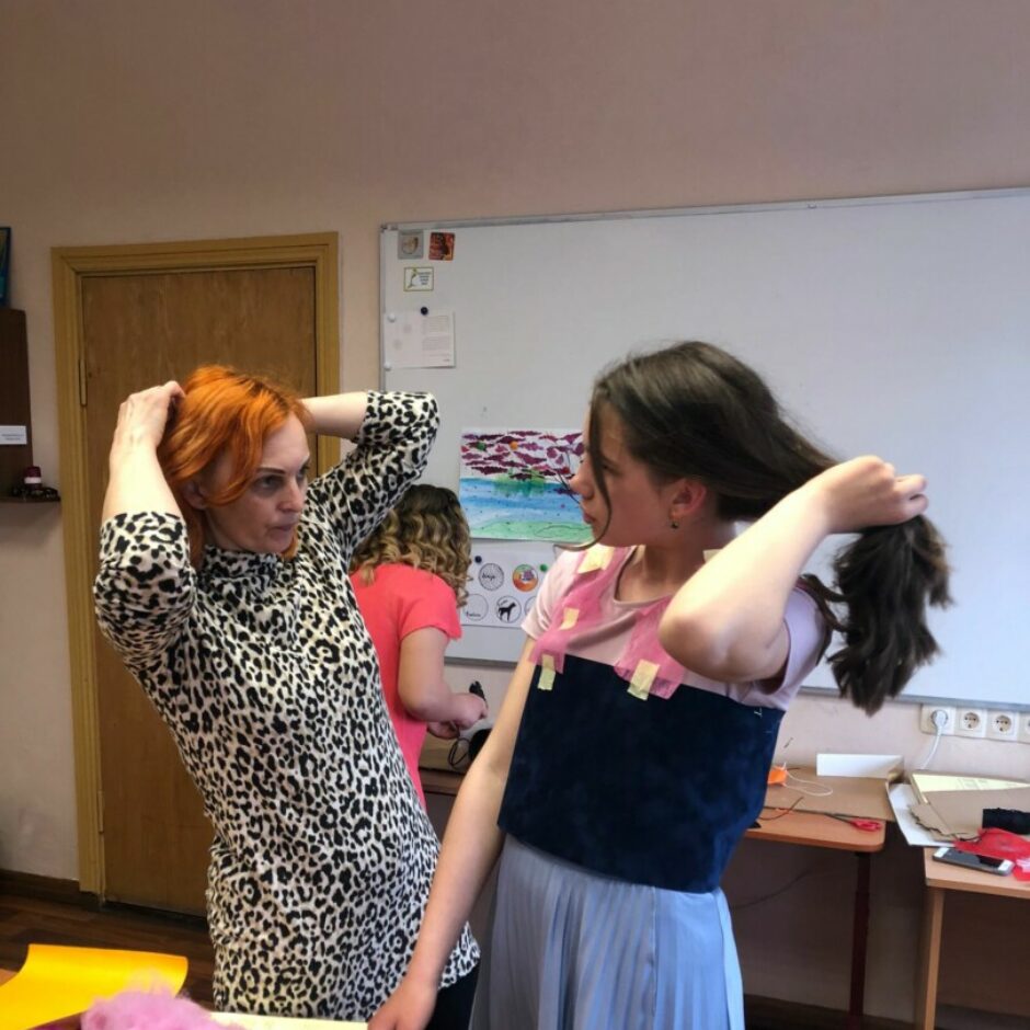 Vizuāli plastiskās mākslas programmas mācību gada noslēguma ballīte, audzēkņi gatavo maskas