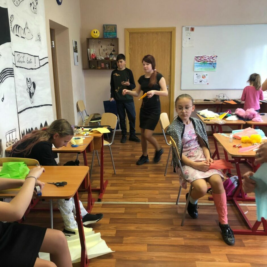 Vizuāli plastiskās mākslas programmas mācību gada noslēguma ballīte, audzēkņi gatavo maskas