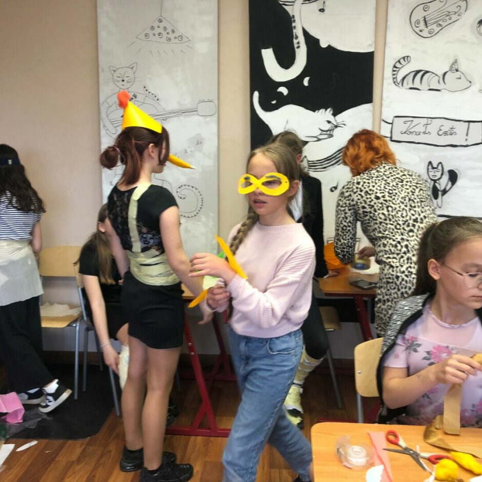 Vizuāli plastiskās mākslas programmas mācību gada noslēguma ballīte, audzēkņi gatavo maskas