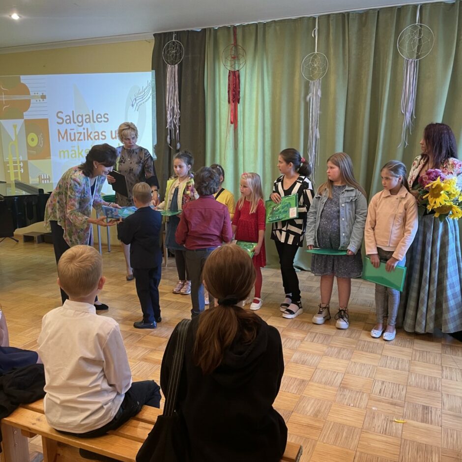 Vizuāli plastiskās mākslas pogrmmas un mūzikas programmas jaunuzņemtie audzēkņi 20222./2023.m.g. atklāšanas pasākumā