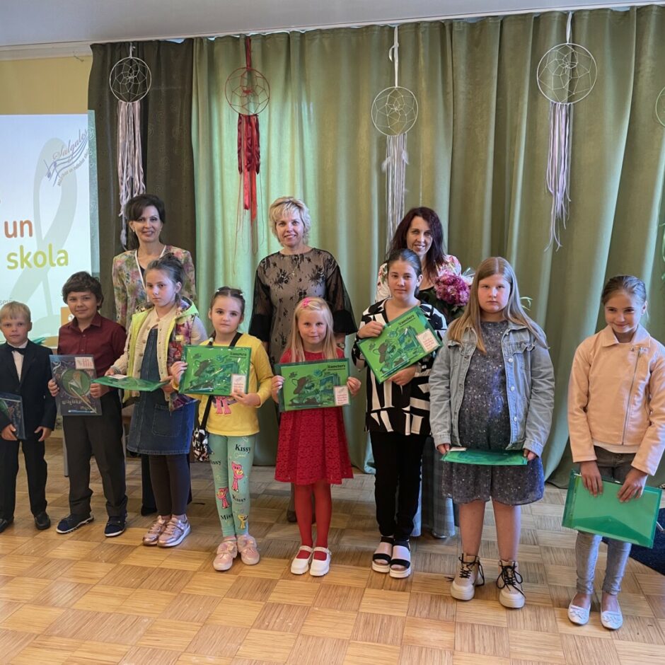 Vizuāli plastiskās mākslas pogrmmas un mūzikas programmas jaunuzņemtie audzēkņi 20222./2023.m.g. atklāšanas pasākumā