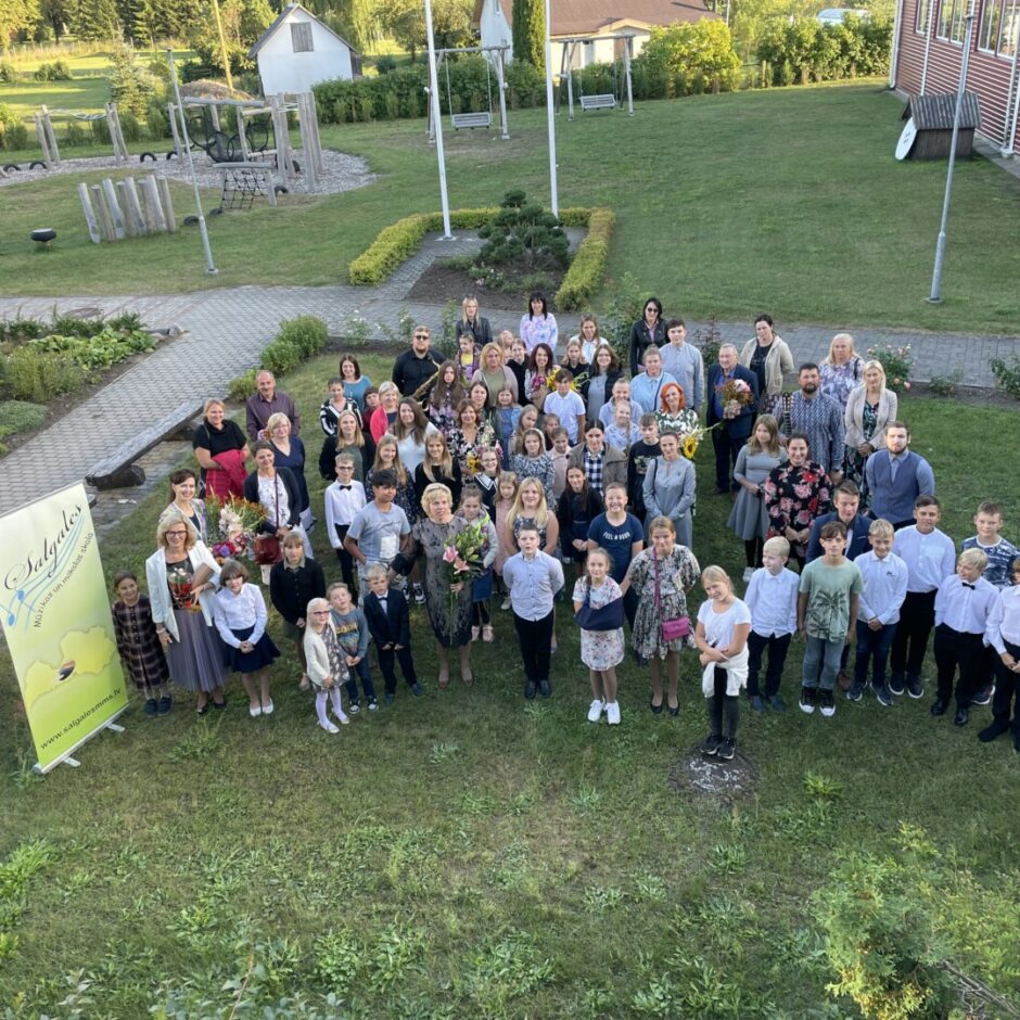 Visi 20222./2023.m.g. atklāšanas pasākuma apmeklētāji un pedagogi kopbildē ārā pie skolas