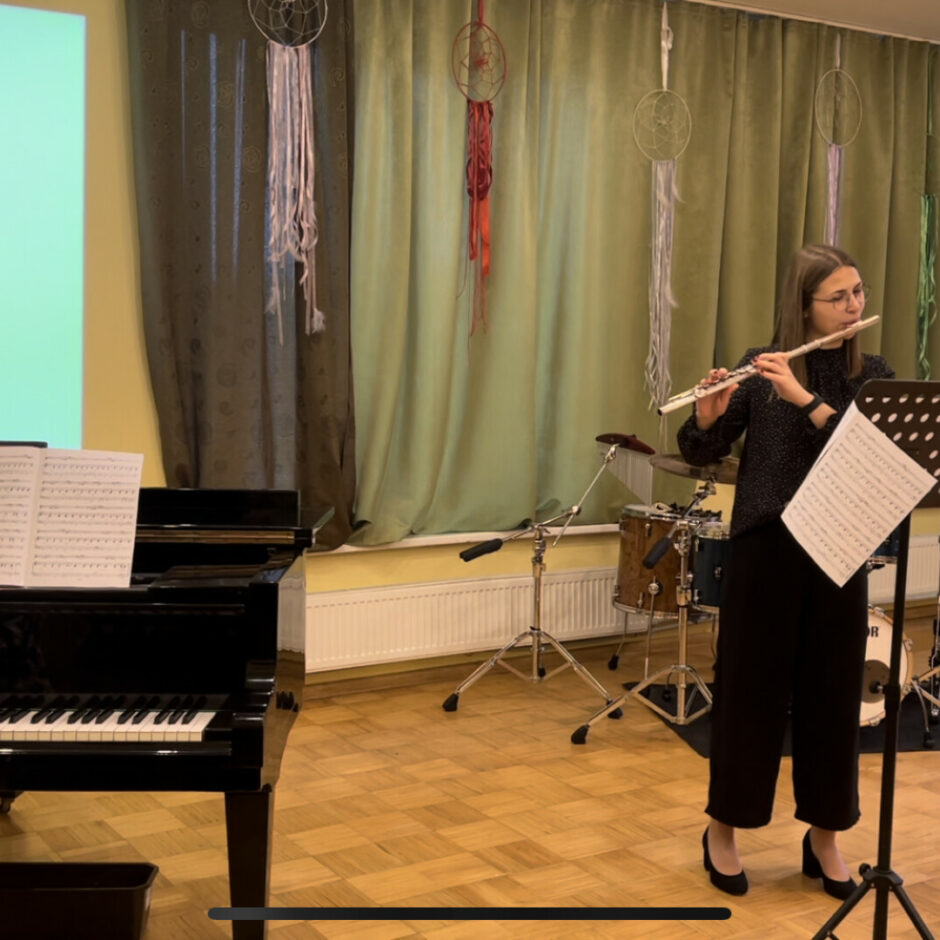 Skolotāju dienas koncertā uzstājas skolotāji - Lita Gārbena (flauta) un Inita Mangale (klavieres)