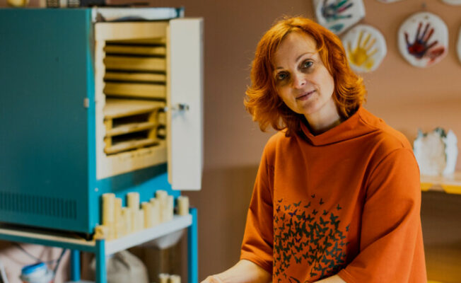 Keramikas skolotāja Ilze Šuca, nodarbojoties ar keramiku
