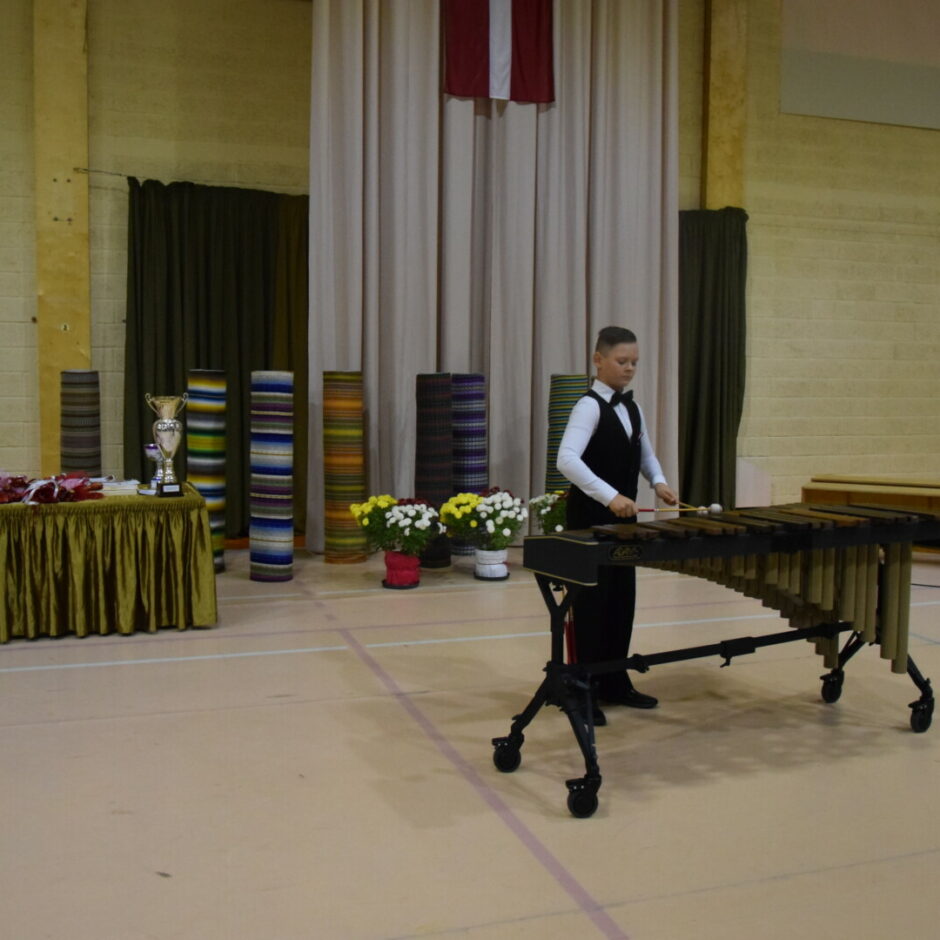 Audzēknis spēlē marimbu 16. novembra koncertā Staļģenes vidusskolā par godu Latvijas Valsts svētkiem