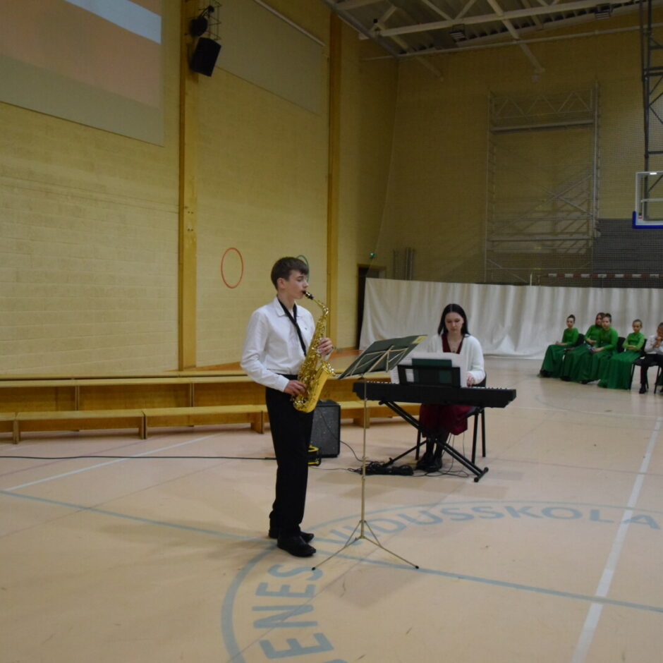 Audzēknis spēlē saksofonu 16. novembra koncertā Staļģenes vidusskolā par godu Latvijas Valsts svētkiem