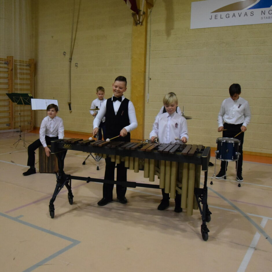 Audzēkņi spēlē sitaminstrumentus ansamblī 16. novembra koncertā Staļģenes vidusskolā par godu Latvijas Valsts svētkiem