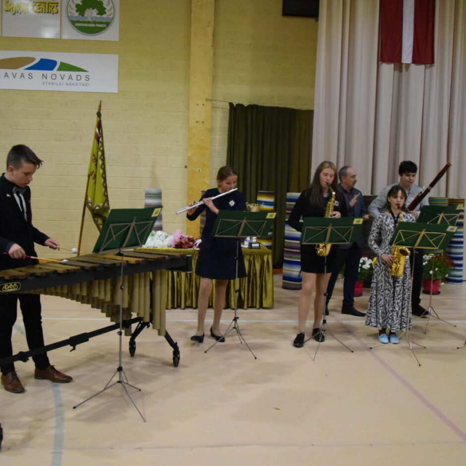 Orķestris spēlē 16. novembra koncertā Staļģenes vidusskolā par godu Latvijas Valsts svētkiem