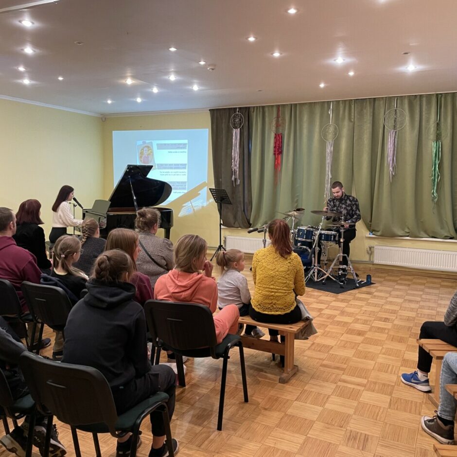 Skolotāju dienas koncertā uzstājas skolotāji - Mareks Alksnis (sitaminstrumenti) un Anete Alksne (klavieres, vokāls)