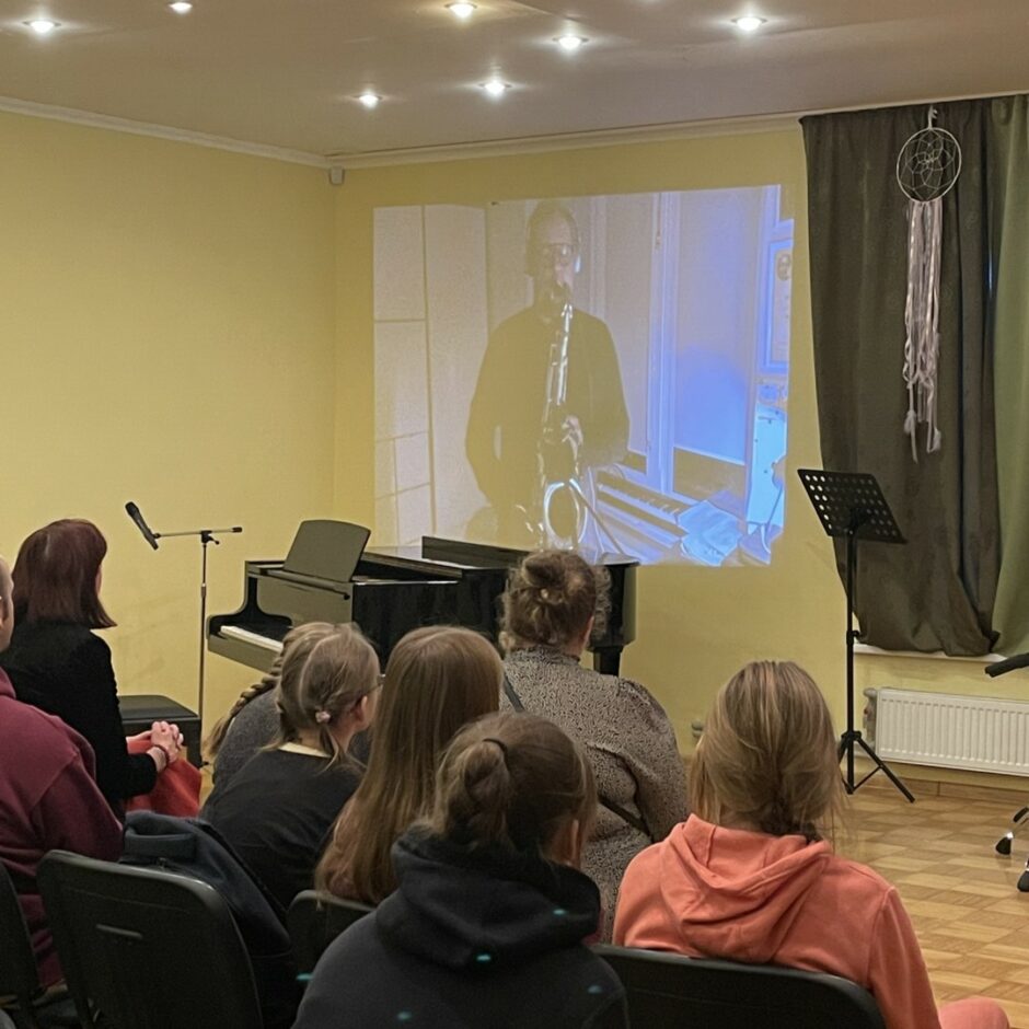 Skolotāju dienas koncertā uzstājas skolotājs Artūrs Sebris (saksofons) caur video sveicienu