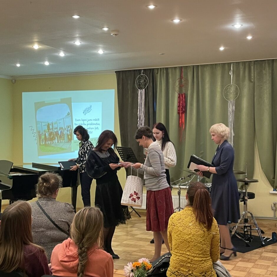 Skolotāju dienas koncertā vecāki jeb skolas padomes vadītāja sveic pedagogus