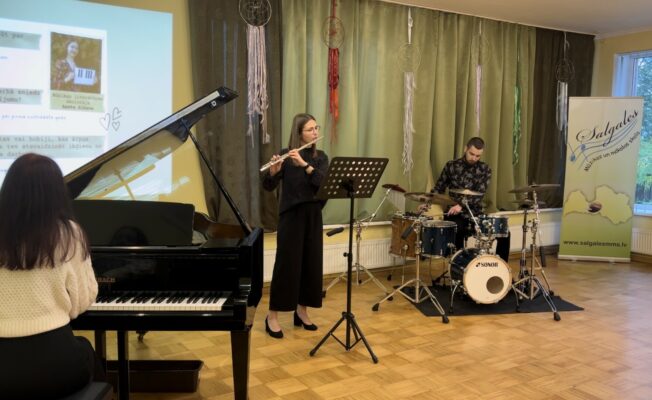 Skolotāju dienas koncertā uzstājas skolotāji - Mareks Alksnis (sitaminstrumenti), Lita Gārbena (flauta), Anete Alksne (klavieres, vokāls)