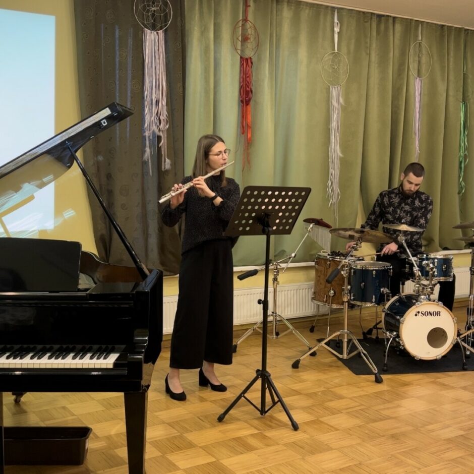 Skolotāju dienas koncertā uzstājas skolotāji - Mareks Alksnis (sitaminstrumenti), Lita Gārbena (flauta), Anete Alksne (klavieres, vokāls)