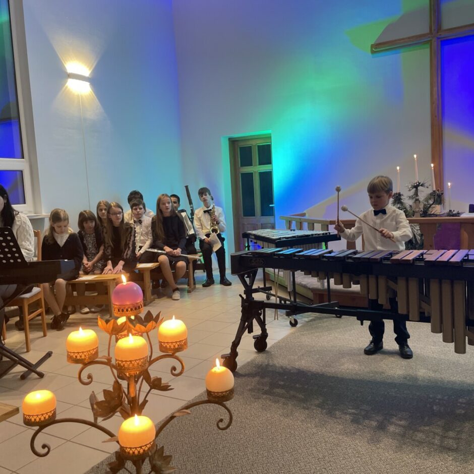 Audzēknis spēlē marimbu Salgales MMS Ziemassvētku koncertā Salgales baznīcā