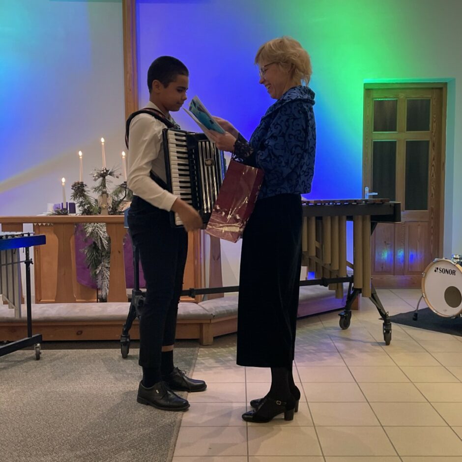 Direktore sveic centīgākos skolēnus Salgales MMS Ziemassvētku koncertā Salgales baznīcā