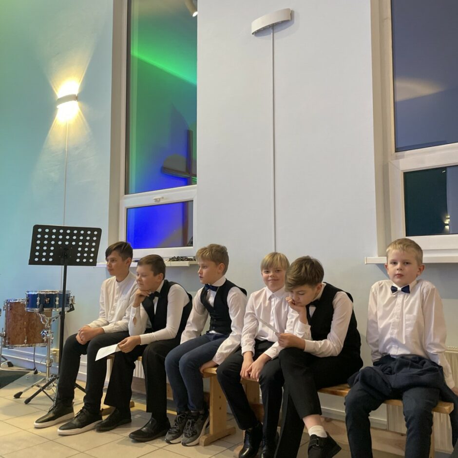 Sitaminstrumentu spēles audzēkņi Salgales MMS Ziemassvētku koncertā Salgales baznīcā