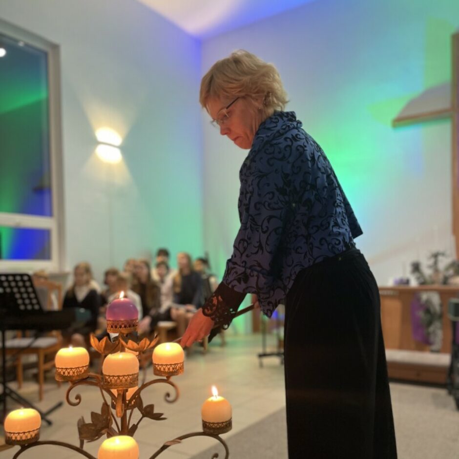 Direktore iededz sveces Salgales MMS Ziemassvētku koncertā Salgales baznīcā