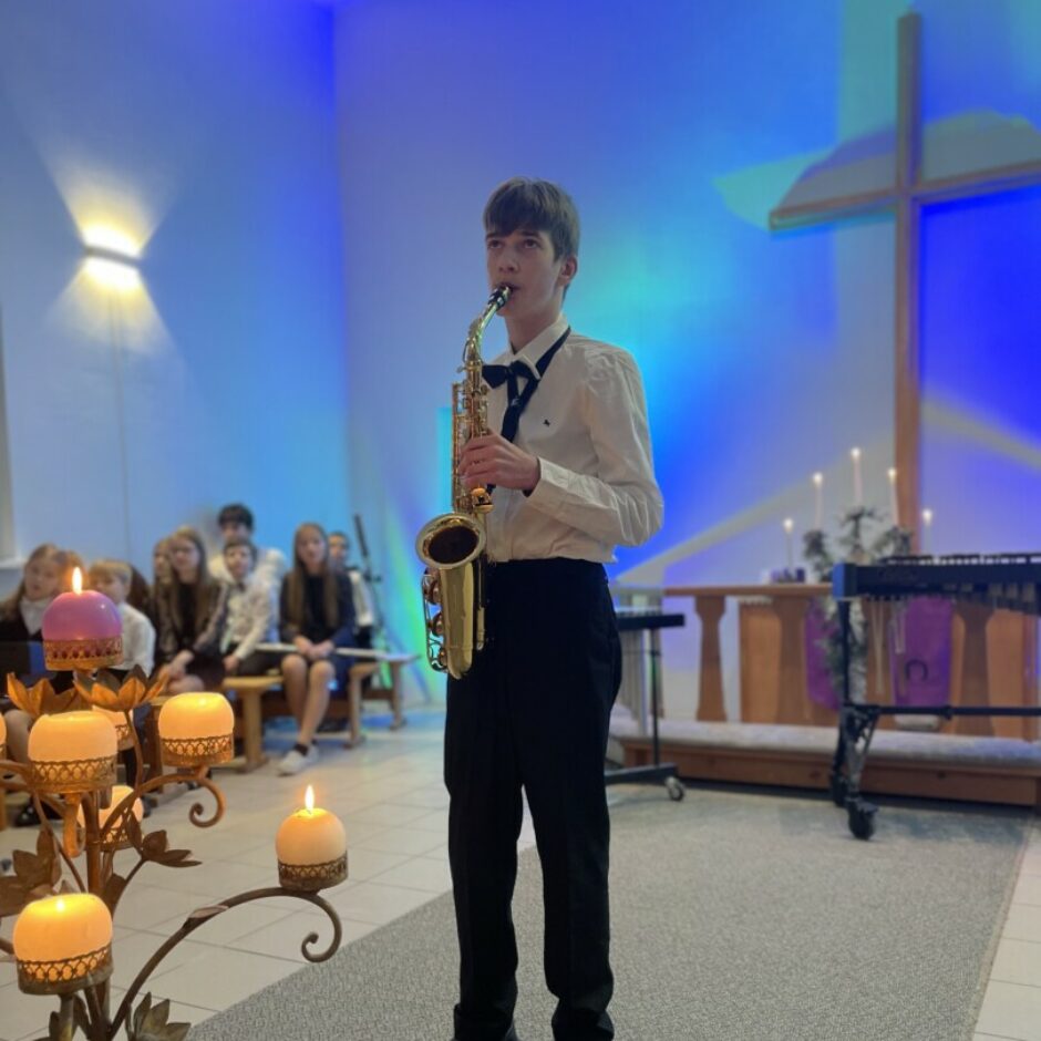 Audzēknis spēle saksofonu Salgales MMS Ziemassvētku koncertā Salgales baznīcā