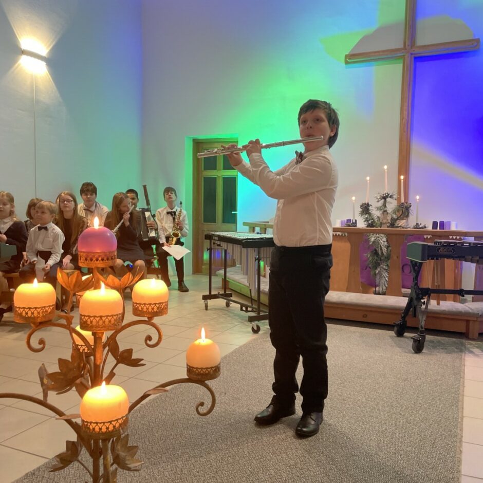 Audzēknis spēlē flautu Salgales MMS Ziemassvētku koncertā Salgales baznīcā