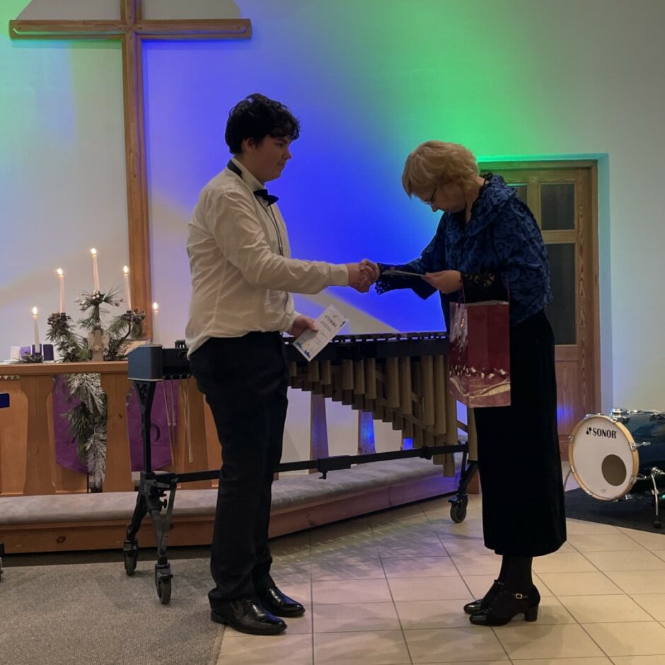 Direktore sveic centīgākos skolēnus Salgales MMS Ziemassvētku koncertā Salgales baznīcā