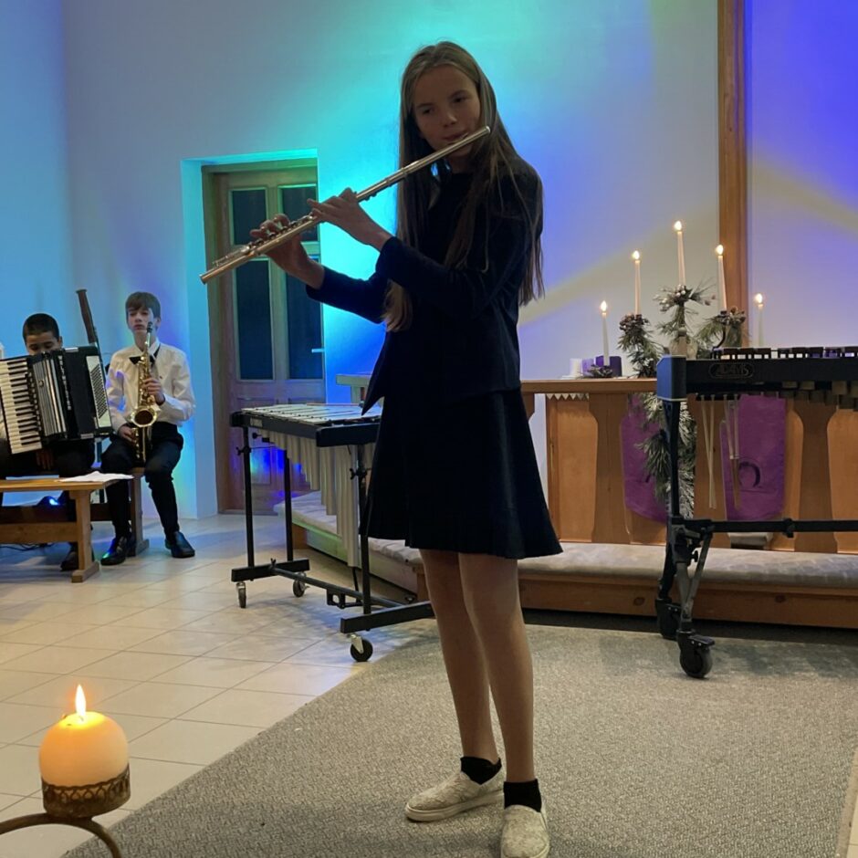 Audzēkne spēlē flautu Salgales MMS Ziemassvētku koncertā Salgales baznīcā