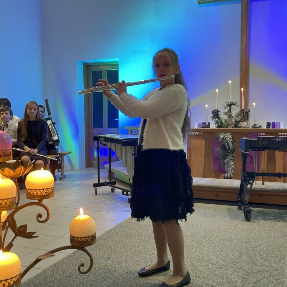 Audzēkne spēlē flautu Salgales MMS Ziemassvētku koncertā Salgales baznīcā