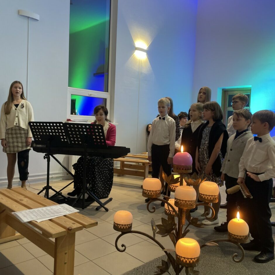 Dzied koris Salgales MMS Ziemassvētku koncertā Salgales baznīcā