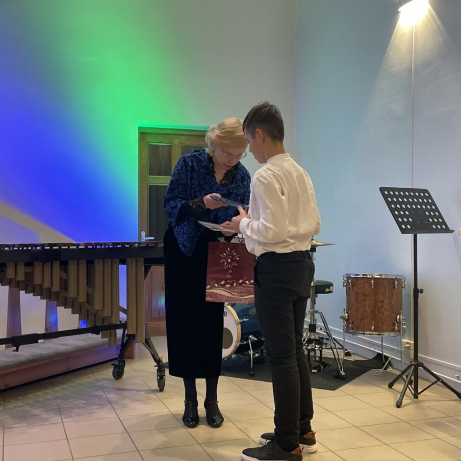 Direktore sveic centīgākos skolēnus Salgales MMS Ziemassvētku koncertā Salgales baznīcā