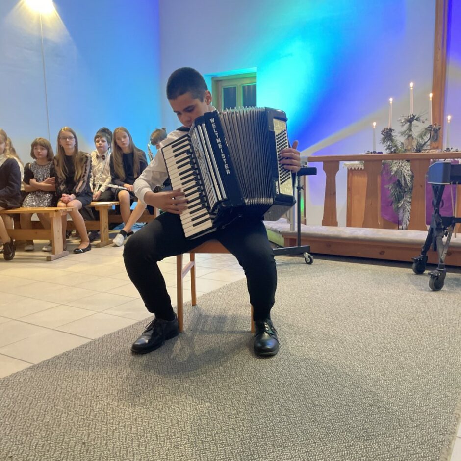 Audzēknis spēlē akordeonu Salgales MMS Ziemassvētku koncertā Salgales baznīcā