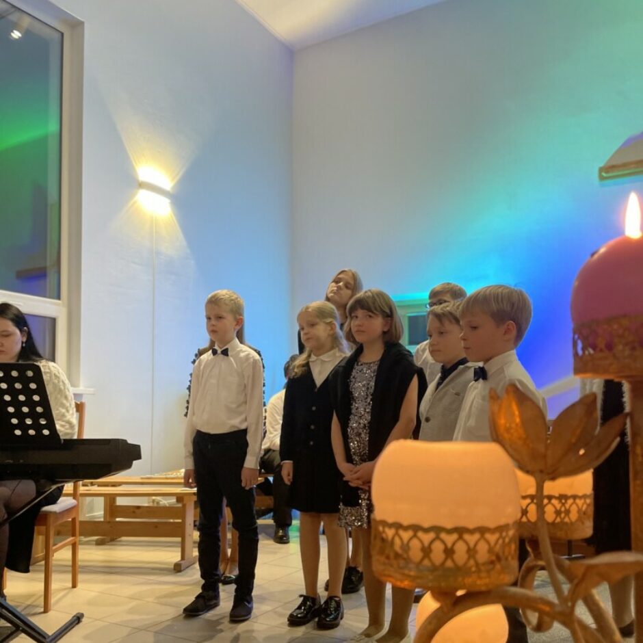 Dzied koris Salgales MMS Ziemassvētku koncertā Salgales baznīcā