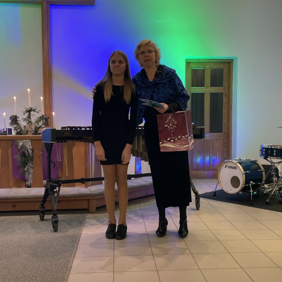 Direktore sveic centīgākos skolēnus Salgales MMS Ziemassvētku koncertā Salgales baznīcā