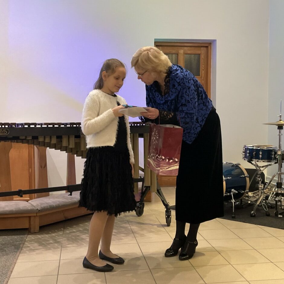 Direktore sveic centīgākos skolēnus Salgales MMS Ziemassvētku koncertā Salgales baznīcā