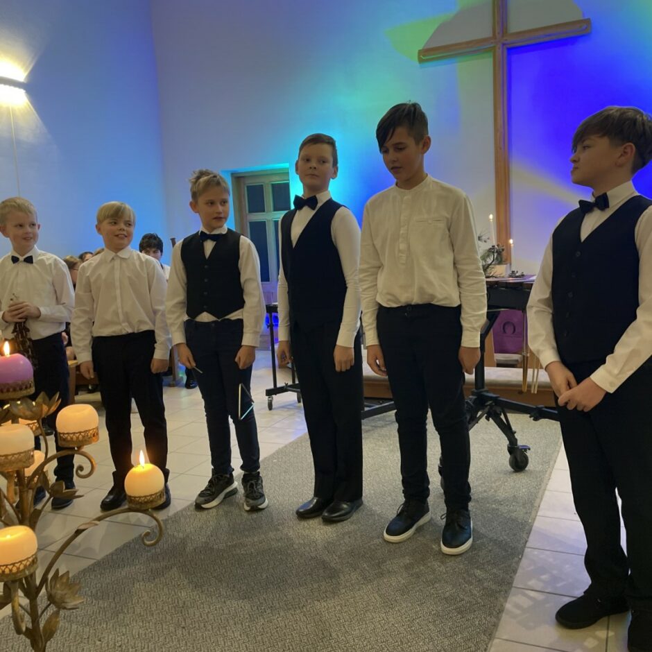 Sitaminstrumentu ansamblis pēc nospēlēšanas paklanās Salgales MMS Ziemassvētku koncertā Salgales baznīcā