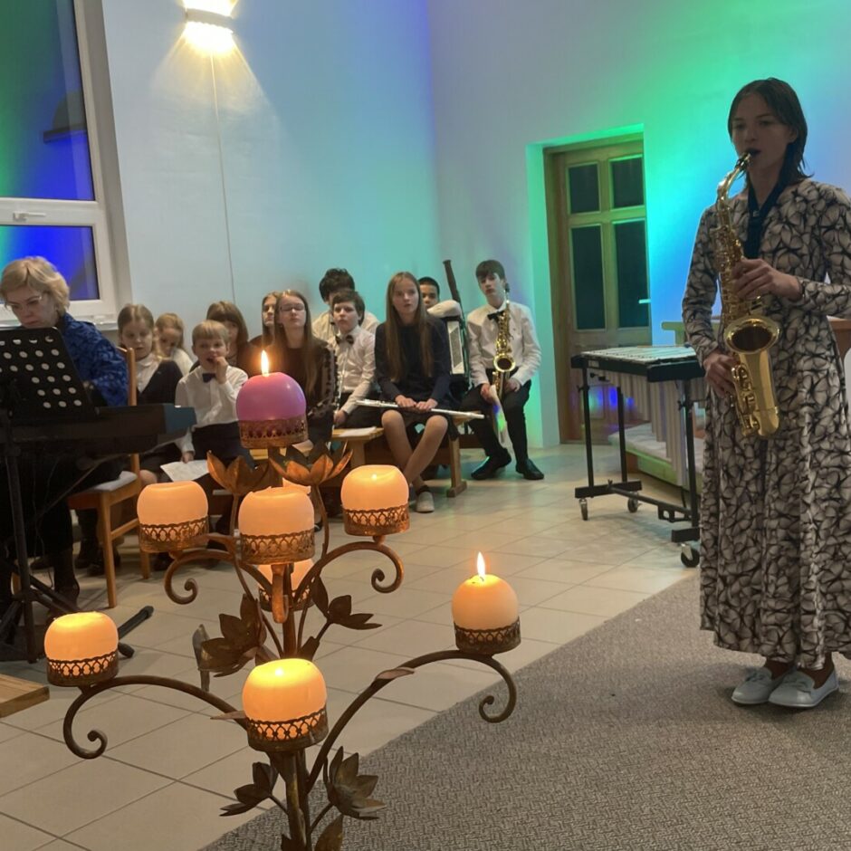 Audzēkne spēlē saksofonu Salgales MMS Ziemassvētku koncertā Salgales baznīcā