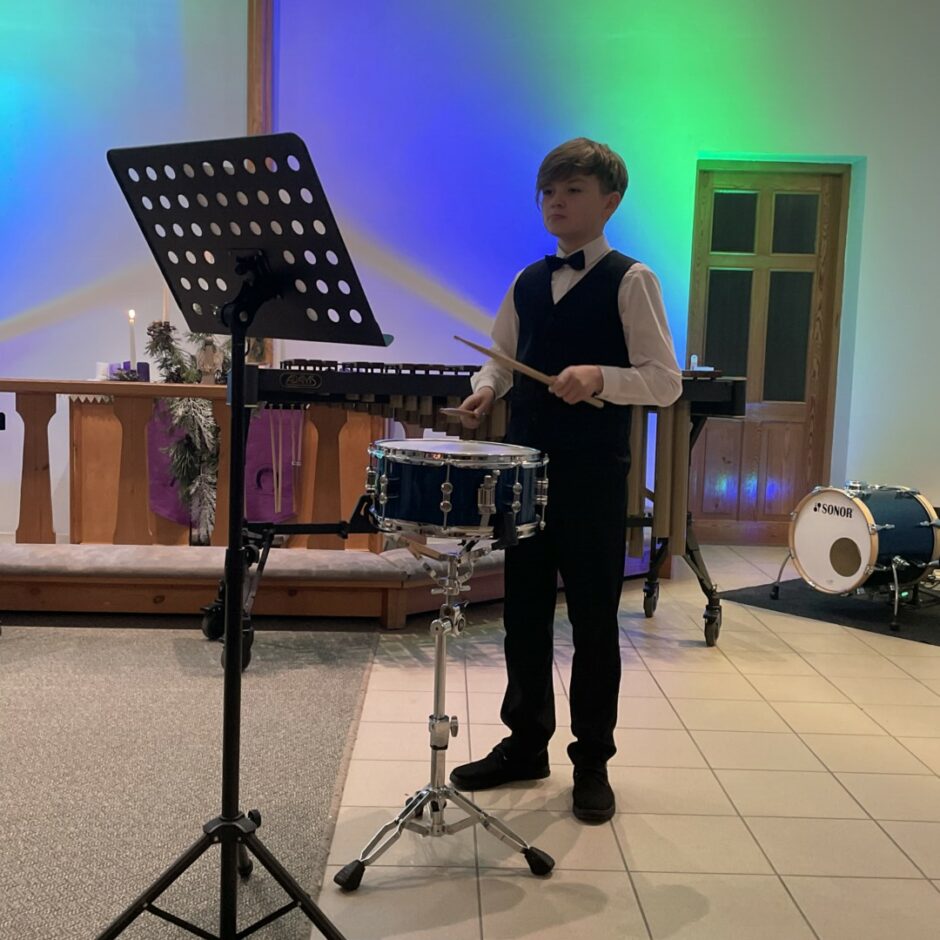 Audzēknis spēlē drobeni Salgales MMS Ziemassvētku koncertā Salgales baznīcā