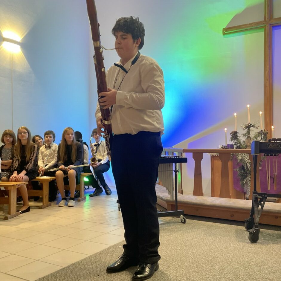 Audzēknis spēlē fagotu Salgales MMS Ziemassvētku koncertā Salgales baznīcā