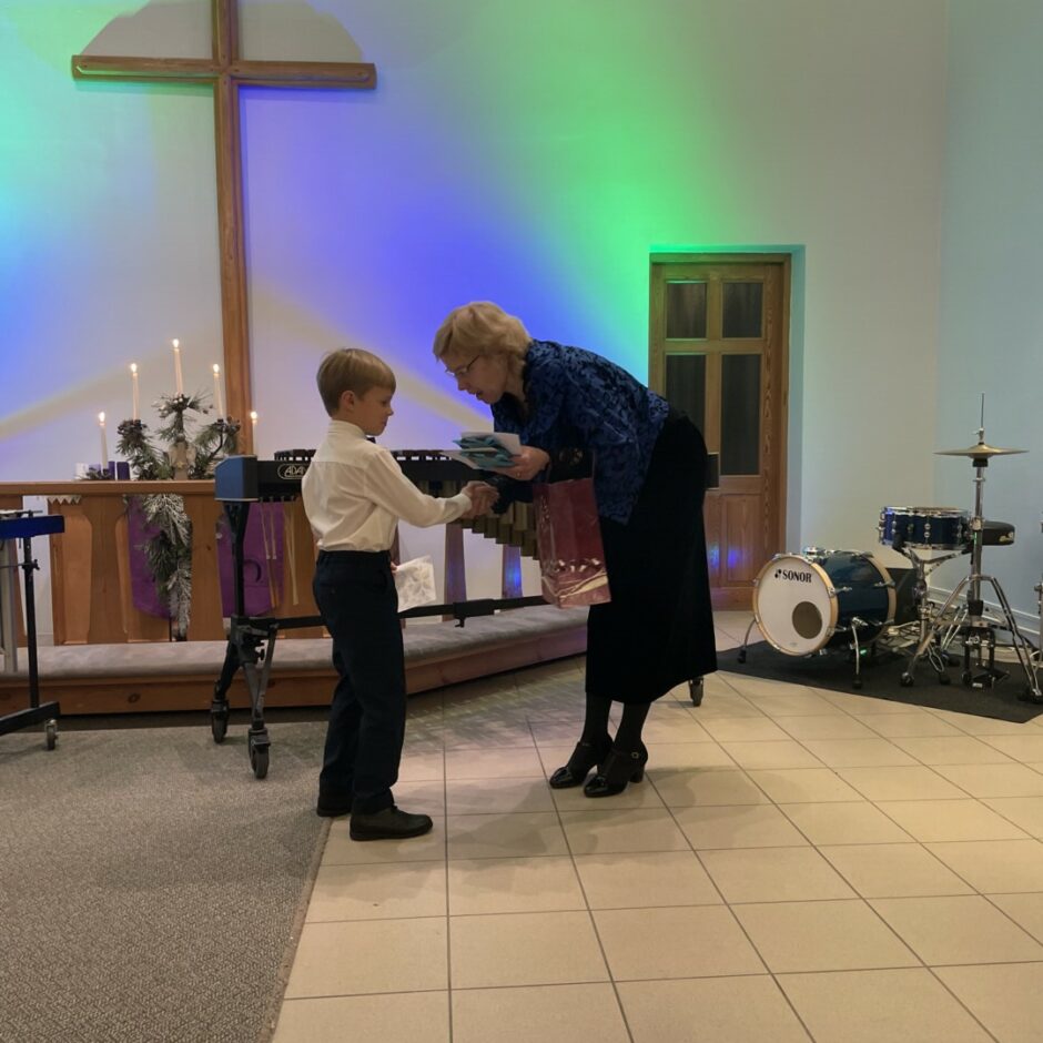 Direktore sveic centīgākos skolēnus Salgales MMS Ziemassvētku koncertā Salgales baznīcā