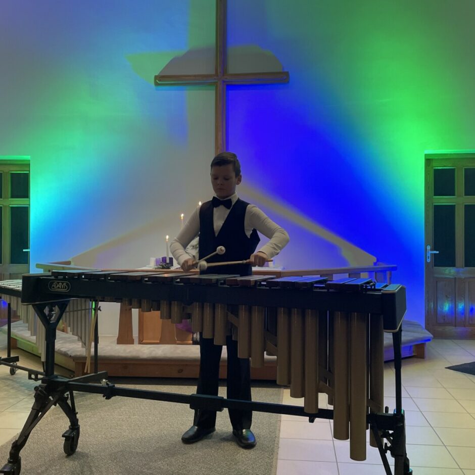 Audzēknis spēlē marimbu Salgales MMS Ziemassvētku koncertā Salgales baznīcā