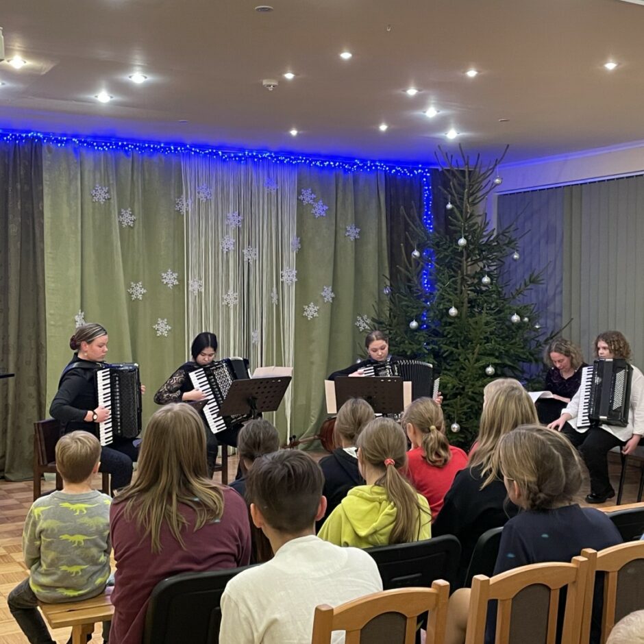 Jelgavas Mūzikas vidusskolas akordeona spēles audzēkņi spēlē koncertā Salgales Mūzikas un mākslas skolā