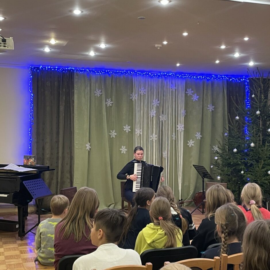 Jelgavas Mūzikas vidusskolas akordeona spēles audzēkne spēlē koncertā Salgales Mūzikas un mākslas skolā