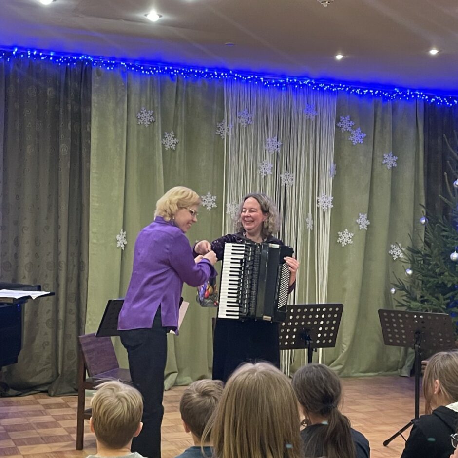 Salgales MMS direktore sveic JMV akordeona spēles skolotāju par koncertu