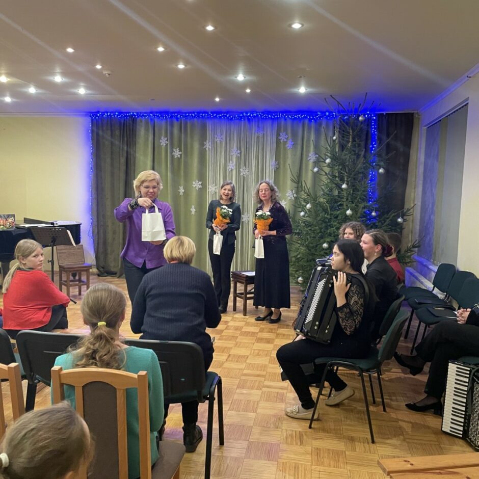 Salgales MMS direktore sveic JMV skolotāju par koncertu