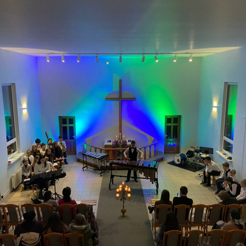 Audzēknis spēlē marimbu Salgales MMS Ziemassvētku koncertā Salgales baznīcā