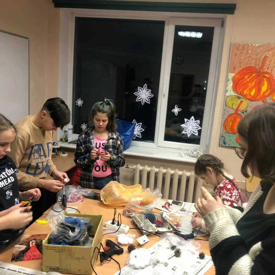 Vizuāli plastiskās mākslas programmas audzēkņi radošajās darbnīcās I semestra noslēguma pasākumā