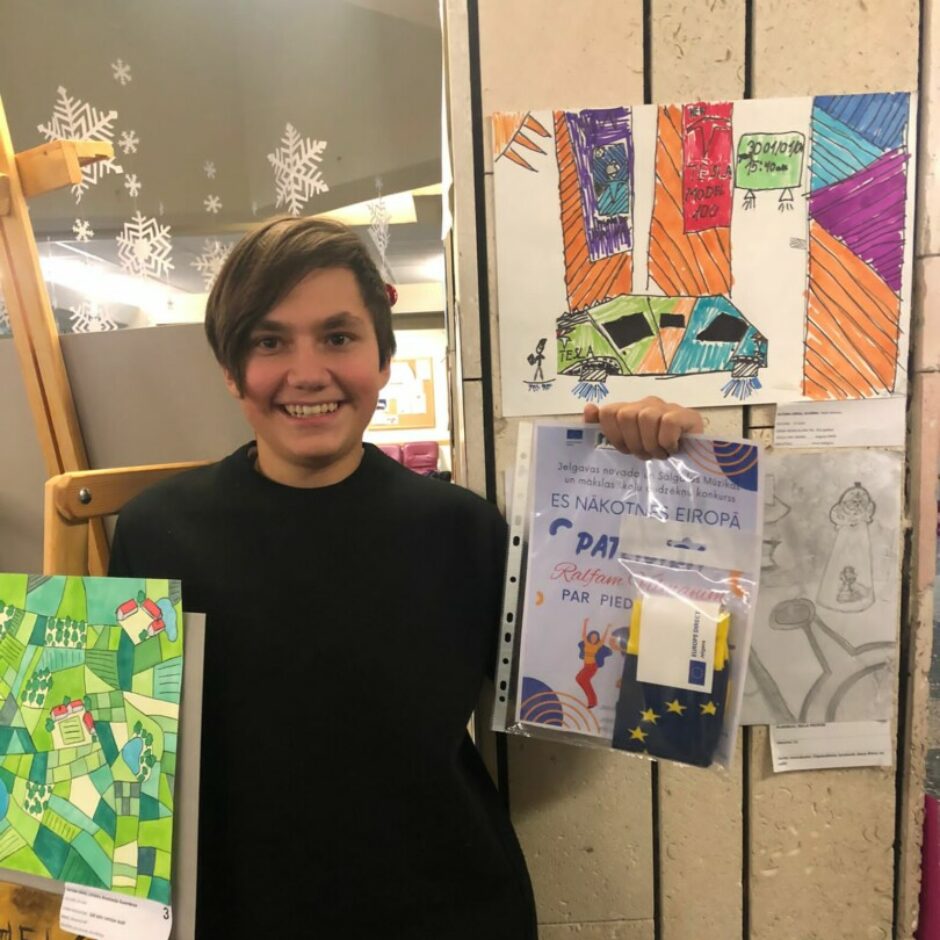 Audzēknis radošo darbu konkursa noslēguma pasākumā 