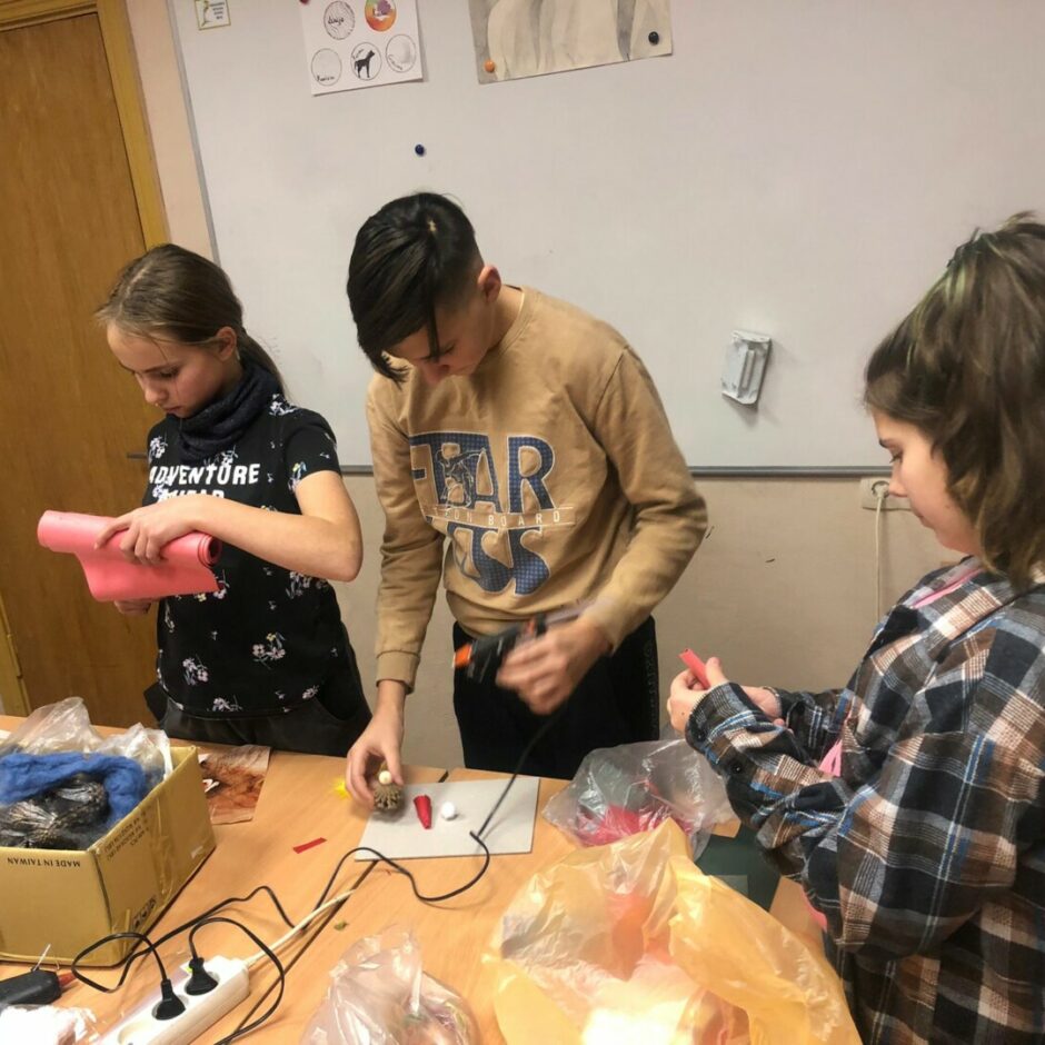 Vizuāli plastiskās mākslas programmas audzēkņi radošajās darbnīcās I semestra noslēguma pasākumā